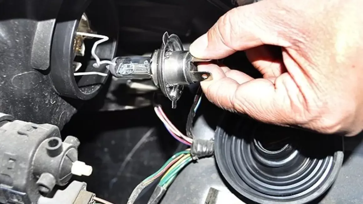 Replacing car light bulb